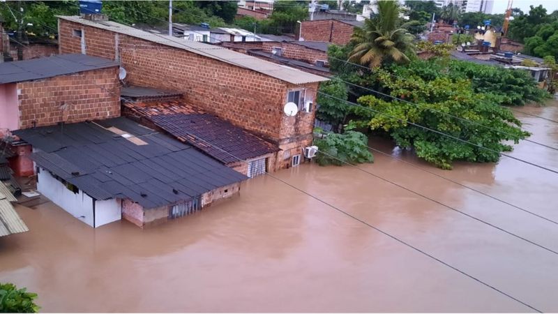 Acordei com a chuva e em cinco minutos tinha perdido tudo', diz moradora do Recife